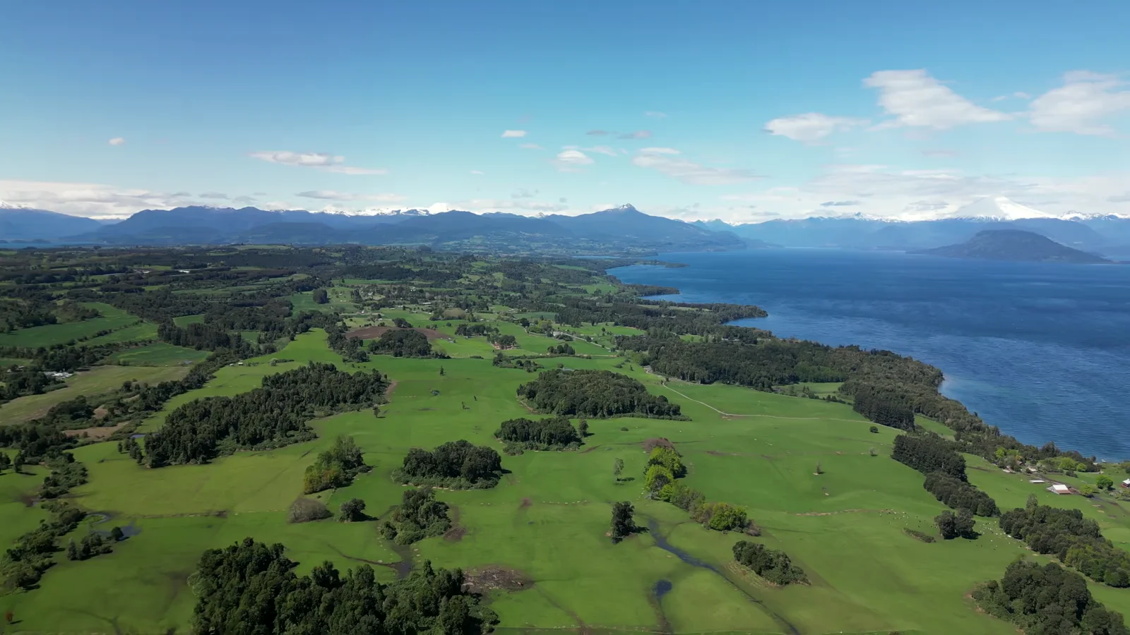 Vista aérea de praderas, arbolado y agua en el entorno de Fundo Panguiruca